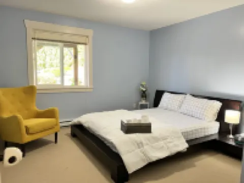 Cozy and bright 2-bedroom home with comfort stay 阿博茨福德酒店