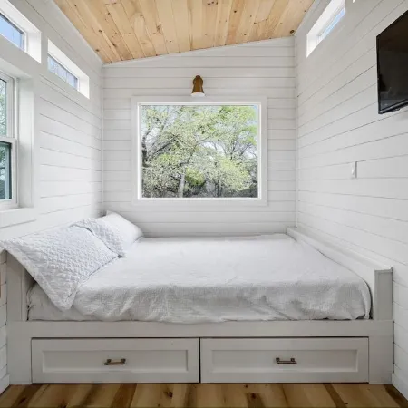 Cute clean cabin with views, hot tub, deck, grill - near Waco, TX