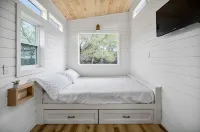 Cute clean cabin with views, hot tub, deck, grill - near Waco, TX