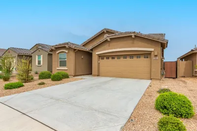 Newly listed Family-sized near State Farm stadium spring training& Westgate Hotels near Palm Valley Church (Goodyear Campus)