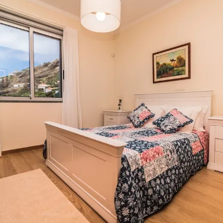 Luxury house, Fully equipped, Private parking, Good access roads.