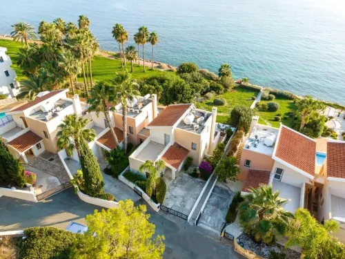 Stunning 3 bed 3 bath front line villa in  the heart of Coral Bay