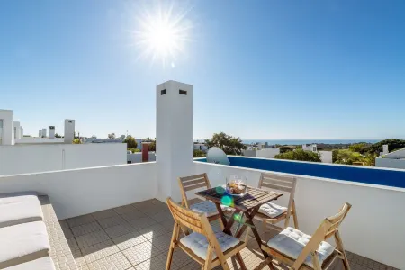 Nice holiday house with pool and sea view