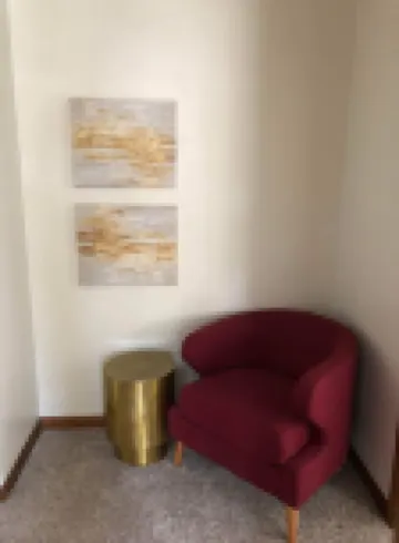 Spacious 2-Bedroom Apartment - Close To It All!