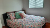 Sunset cottage Paekākāriki - sand, sea and sunsets 와레로아 스트림 주변 호텔