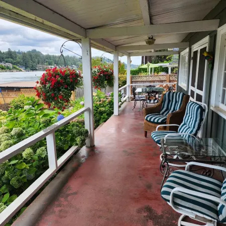 ORIGINAL 1927 COZY LAKEFRONT BUNGALOW WITH WRAP AROUND PORCH Отели в г. Лейк-Освего