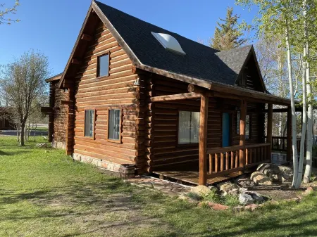 Beautiful newly renovated cabin directly across from Bear Lake.