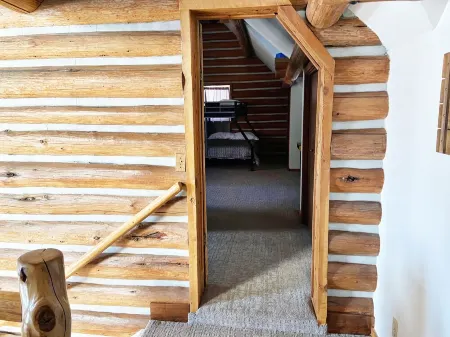 Beautiful newly renovated cabin directly across from Bear Lake.