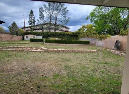 BIG HOUSE, LARGE GATED YARD AND DOUBLE LIVING ROOM Отели рядом с достопримечательностью «East Highland Reservoir»