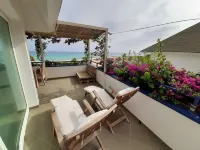 Beach penthouse, with 2 rooftop bars, 2 outdoor kitchens, Fiber WiFi + sea view!
