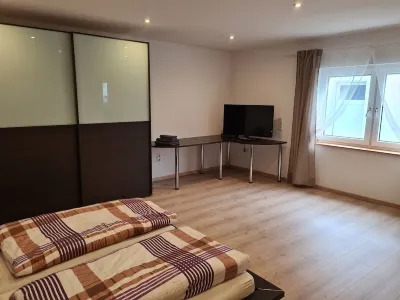 Cozy, newly renovated vacation apartment in the middle of the wine village Rangierbahnhof Neustadt附近的飯店