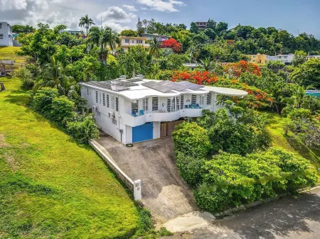 Hideaway with Wraparound Balcony: Beautiful Views, Great Vibes, Family Friendly