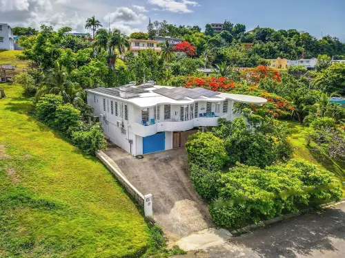 Hideaway with Wraparound Balcony: Beautiful Views, Great Vibes, Family Friendly Hotels in Mata de Platano