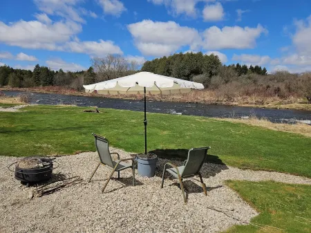 Beautiful Bungalow on Grand River in Fergus. Отели в г. Wellington County