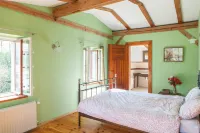 Historic holiday home for families and groupswith garden and play barn. Hotels in Janowice Wielkie