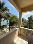 Balcony Beachfront Aquarium Condo, Fast-Free WIFI, Half Moon Bay, Akumal