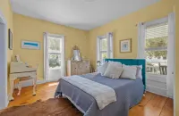 Newly Renovated Carriage House. 1 Bed 1 Marble Bath with Tub. Walking Distance.