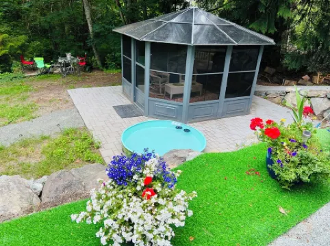 FireThorn Manor: Spacious, well appointed 2 Bedroom Garden Suite with King Bed.