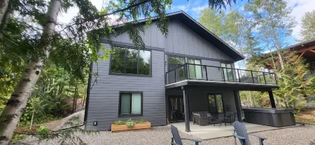 Fernie Escape Mountain Home on the Ski Hill Отели в г. Ферни