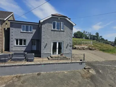 Sperrinview House - Lovely Retreat Sleeps 8 Hotels in 