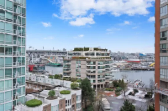 Penthouse suite w/ jacuzzi on Seawall w/ views