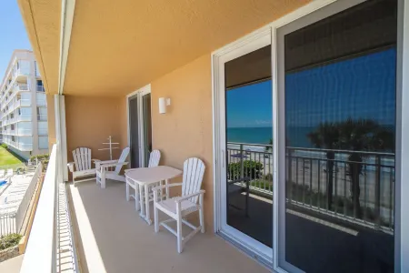 Oceanfront condo-steps from the beach! -Sleeps 4 2BR 2BTH on the 3rd floor