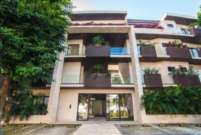 Charming 3-bdrm condo w/WiFi, Fitness Room & Private Rooftop Plunge Pool!