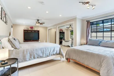 Heated Pool, 3-bedroom Home with WiFi in Clearwater