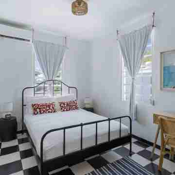 Luxury 1 bed Apartment 4. Steps from the beach! Rooms