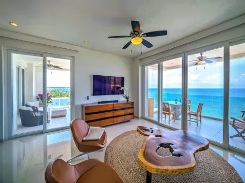 Luxurious beachfront penthouse! Panoramic views, white sand beach, private pool