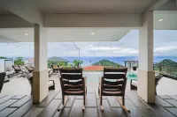 Million dollar Sunset Views and centrally located in Manuel Antonio