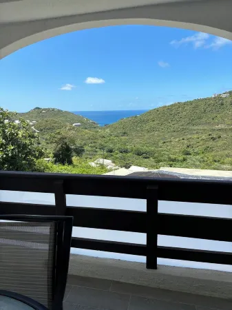 2-bedroom condo with WiFi, AC   View of  water from deck   Pool Отели в г. Тату