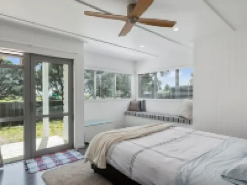 luxury beach flat,  MAXIMUM four people, No cleaning fee Hotels in Ohope