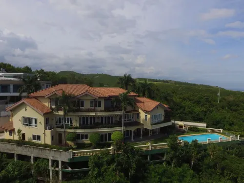 Luxury Retreat High Above the Crowd