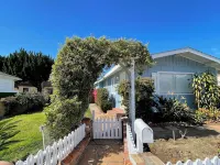 Charming 2-bedroom Beach Cottage with AC, Fast WiFi, King & Queen Beds
