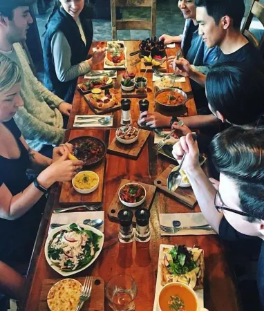 UBC trailhead villa ,beaches in10 minuteswalk,local boutique restaurant 5minutes Отели рядом с достопримечательностью «Нитоб Мемориал Гарден»