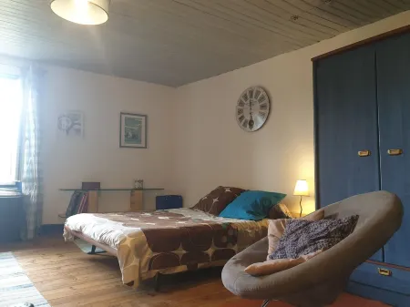 HOUSE 2 bedrooms - terrace river view NO GARDEN - no Wifi or TV Отели в г. Ле-Бюг