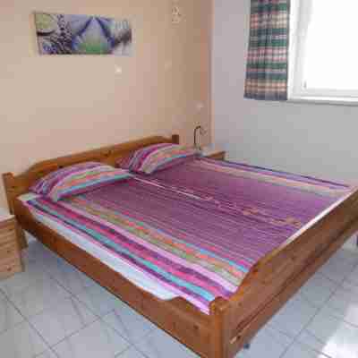 Bungalow with apartment in a quiet location and large pool Rooms
