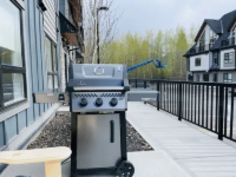 Joe’s Brand New 2 King Bedrooms Townhome in Canmore (License: Res-10681)