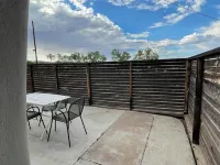 Dickson Casita - Private Guesthouse in Marfa, Texas โรงแรมในมาร์ตา