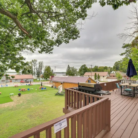 Charming Curtis House: Large Deck w/ Lake View!