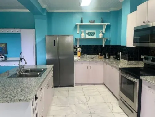 SUNNY, Mid island gem, 5 mins from the beach Hotels in Northcentral