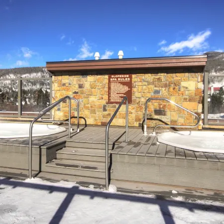 2796 Slopeside 2 Bedroom Condo by RedAwning