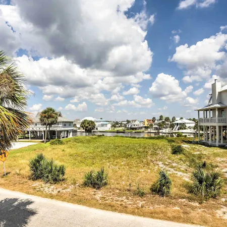 Gulf Shores Condo w/ Pool Access: Steps to Beach!