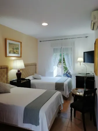 Hostal Alhaja Playa Отели рядом с достопримечательностью «Плайя де ла Пунтилья»