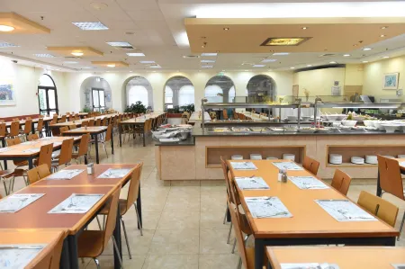 HI - Karei Deshe Hostel Отели рядом с достопримечательностью «Церковь Умножения Хлебов и Рыб»