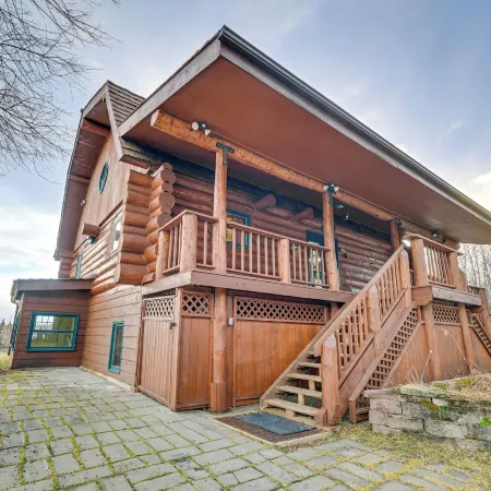 < 1 Mi to Kenai River: Spacious Cabin w/ Deck!