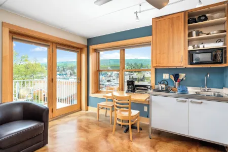 East Bay Suites Отели рядом с достопримечательностью «Drury Lane Books»