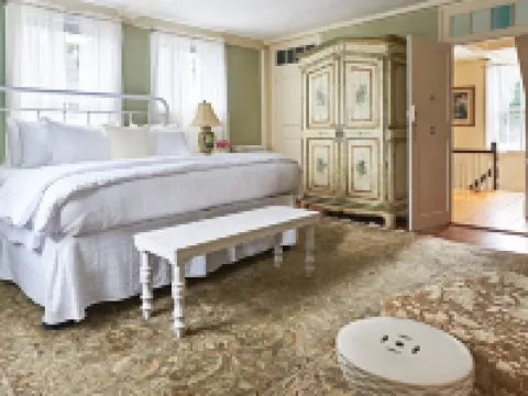 Cliff Lodge Hotels in Nantucket