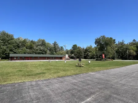 Tahquamenon Suites Lodging